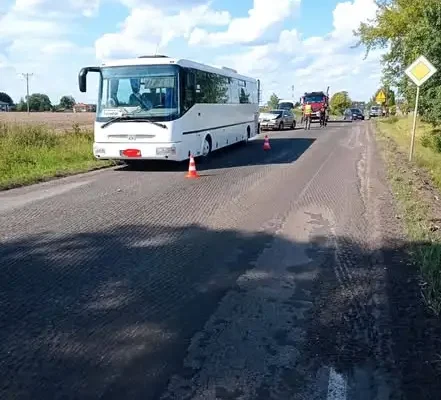 Wypadek w Mirczu: samochód osobowy zderzył się z autobusem