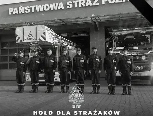 Strażacy oddają hołd poległym kolegom. Sygnały świetlno-dźwiękowe o 18:00