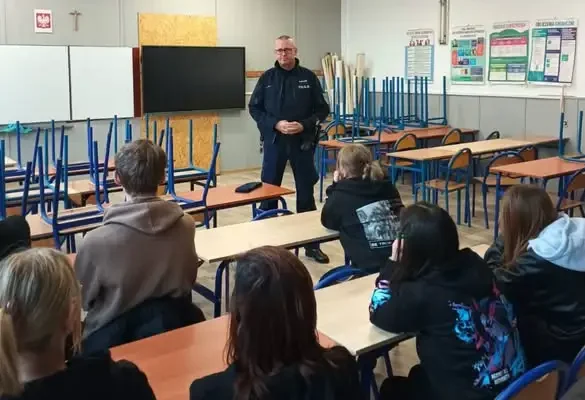 Hrubieszowscy dzielnicowi uczą młodzież, jak unikać zagrożeń w sieci i w realu