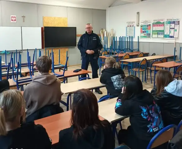 Hrubieszowscy dzielnicowi uczą młodzież, jak unikać zagrożeń w sieci i w realu