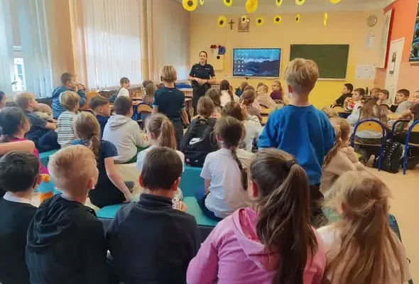 Uczniowie z Hrubieszowa uczą się bezpieczeństwa na drodze w ramach akcji „Odblaskowa Szkoła 2026”