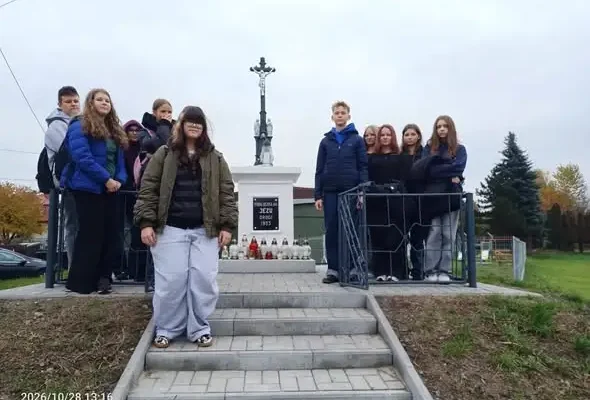 Uczniowie oddali hołd powstańcom styczniowym przed Wszystkimi Świętymi