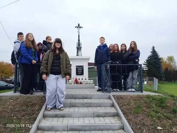 Uczniowie oddali hołd powstańcom styczniowym przed Wszystkimi Świętymi